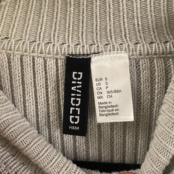 H&M Cold Shoulder Mock Neck Ribbed Sweater - Picture 3 of 4